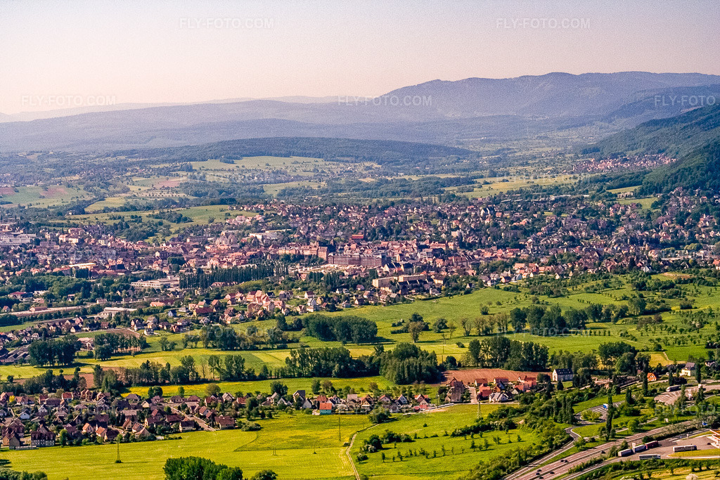 Aerial view: View of the town from the north in Saverne in the state Bas-Rhin, France. – Photo: IMG_10894.jpg taken on 05/12/2008 by Werner Riehm/FLY-FOTO.com – Resolution of the original: 3456 x 2304 px