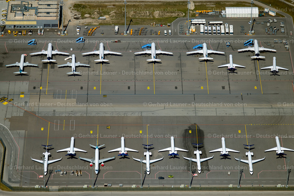 4021185 | MüNCHEN-FLUGHAFEN 08.04.2020 Passagierflugzeuge krisenbedingt stillgelegt auf der Parkpositionen und Abstellfläche auf dem Flughafen in München im Bundesland Bayern, Deutschland. // Passenger aircraft decommissioned due to the crisis on the parking positions and parking space at the airport in Munich in the state Bavaria, Germany. Foto: Gerhard Launer