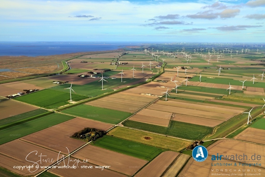 Luftbilder-Nordfriesland--Husum-Reussenköge-Kuestenlinie-Landgewinnung-airwatch-wagner-IMG_1892 | Der Windpark besteht aus 87 verschiedenen Windkraftanlagen, darunter 20 Anlagen des Typs N117/3600 von Nordex, die im Rahmen eines Repowering-Projekts installiert wurden.