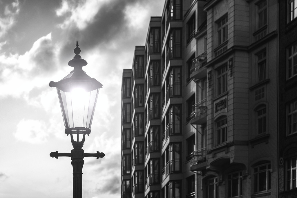 2023_10_14_HH-HOLZHAFEN-HOCHWASSER_MCP4202 sw_02 | Hochwertig gedruckte Fotografien für die Wand, als Kalender und zum Verschenken. Hamburg & Norddeutschland und überall wo ich mit der Kamera unterwegs war.