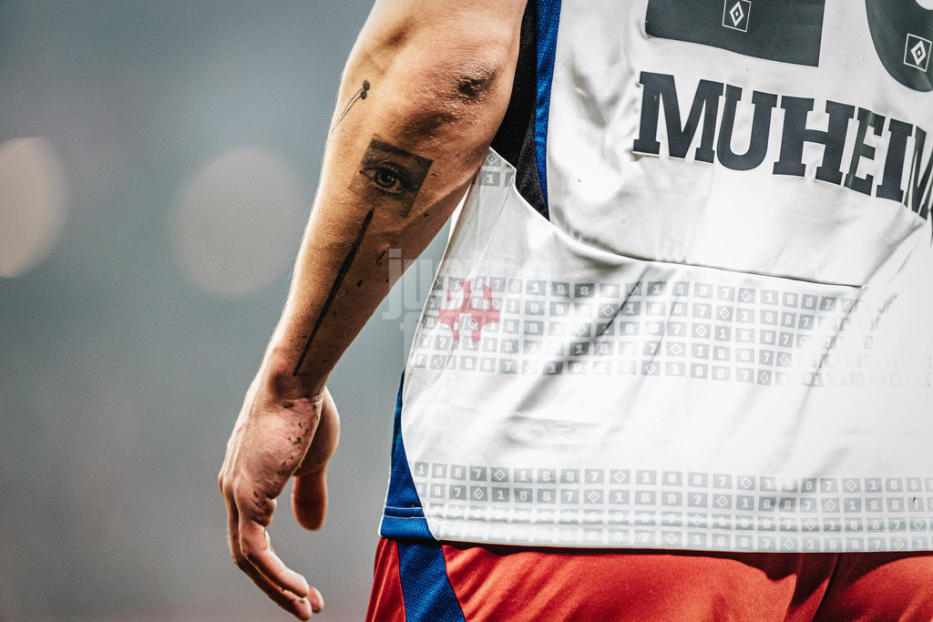Fußball | Männer | Saison 2024/2025 | 2. Fußball-Bundesliga | 23. Spieltag | Hamburger SV vs. 1. FC Kaiserslautern | 21.02.2025 | Tattoo von Miro Muheim (#28, HSV) am Arm