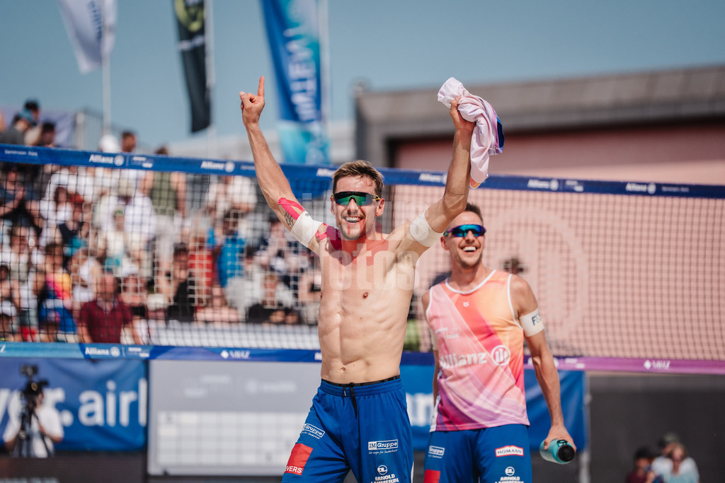 Beachvolleyball | Männer | Allianz German Beach Tour 2025 | Tourstop Bremen | 14.06.2025 | v.l. Bennet Poniewaz und David Poniewaz jubeln