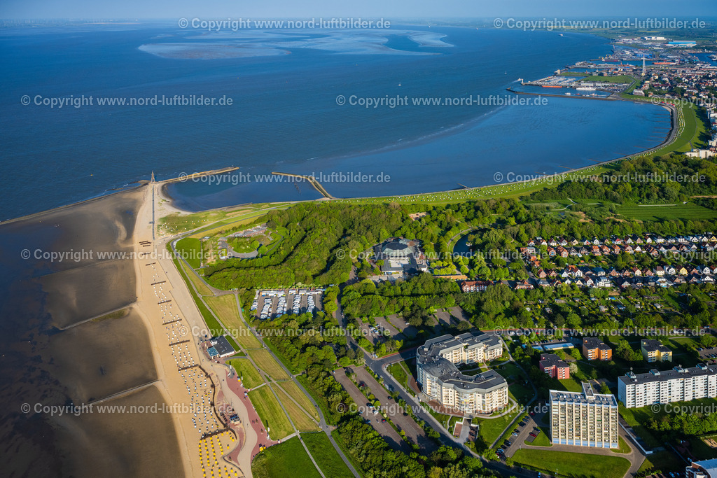 Cuxhaven_Döse_Grimmershoerner_Bucht_ELS_3959180523 | CUXHAVEN 18.05.2023 Landspitze an der Elbmündung im Kurviertel Döse in Cuxhaven im Bundesland Niedersachsen. An dem Seezeichen Kugelbake endet die Elbe, dahinter liegt das gleichnamige Fort, eine ehemalige Marinefestung am Seedeich. // Headland area of the mouth of the Elbe in the spa district of Doese in Cuxhaven in the state of Lower Saxony. The river ends at the Kugelbake sign located at the former marine fortress of the same name. Foto: Martin Elsen
