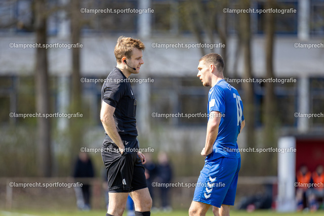 Fußball I Junioren I Saison 2025-2026 I DFB-Nachwuchsliga I 8. Spieltag I JFV Lübeck - 1. FC Magdeburg 91 | v.l. Tom Holsten (Schiedsrichter), Max Adrian (16, 1. FC Magdeburg) - Realisiert mit Pictrs.com