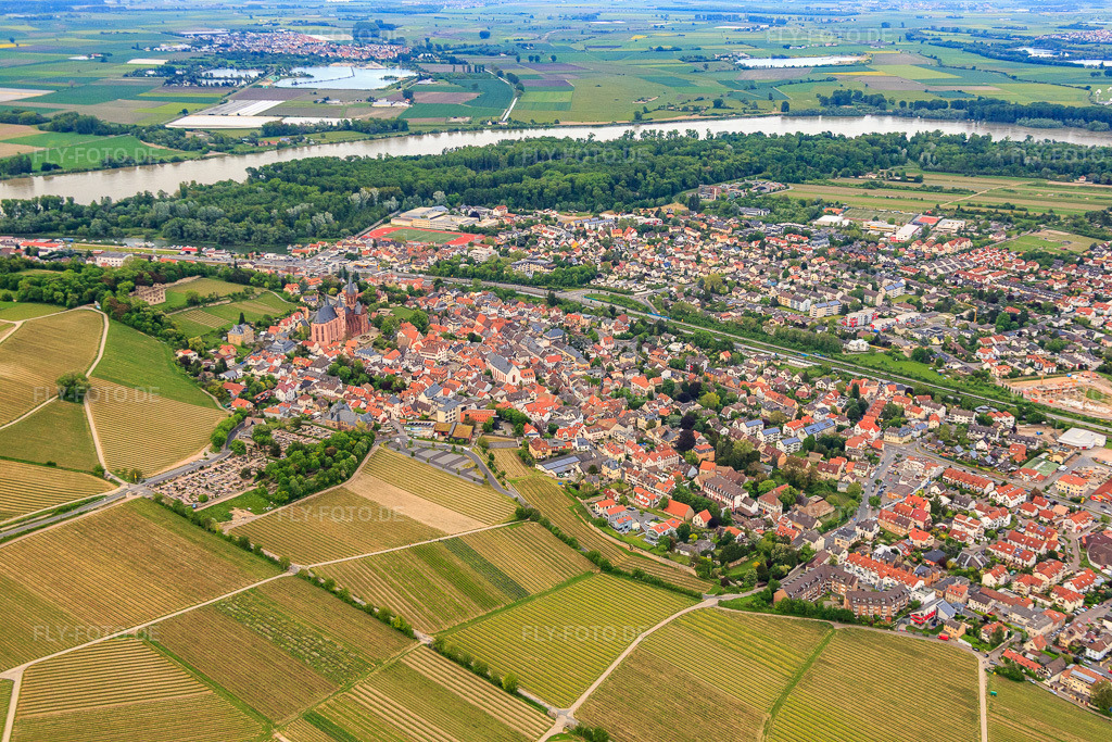 Luftbild: Friedhof und Katharinenkirche Oppenheim in Oppenheim im Bundesland Rheinland-Pfalz in Deutschland. Foto: IMG_088493.jpg vom 17.05.2016 durch Werner Riehm/FLY-FOTO.de: Ev. Kirchengemeinde Oppenheim