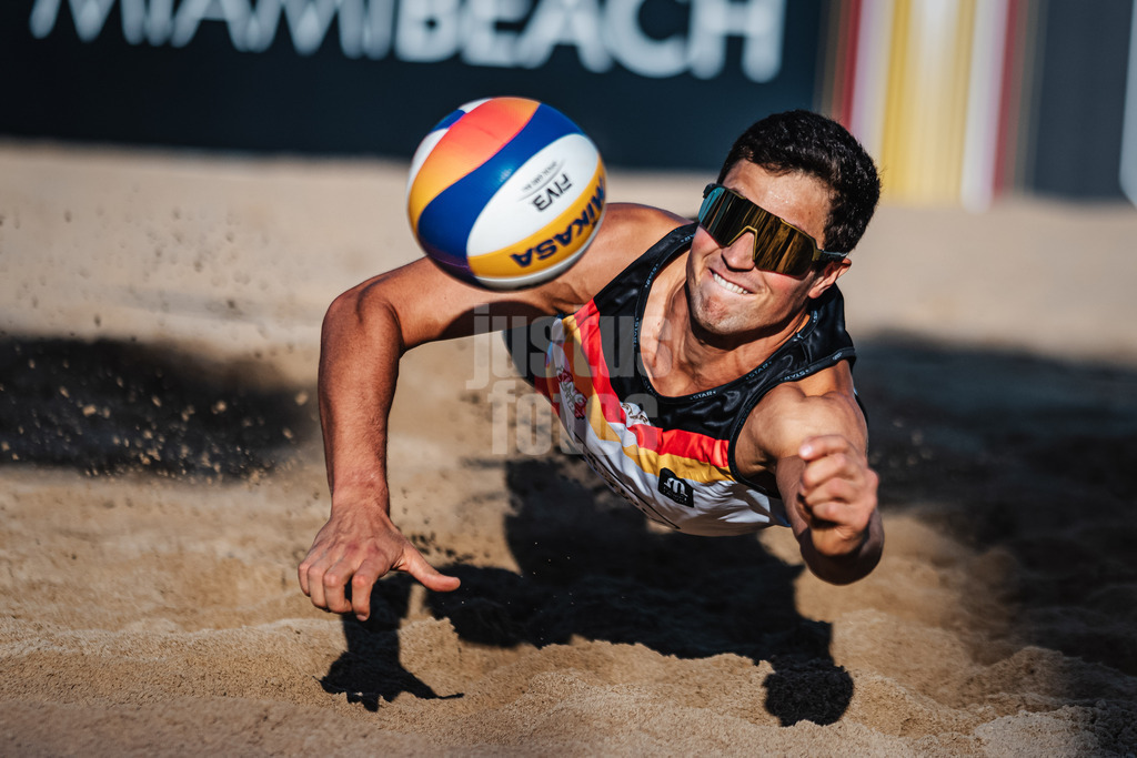 Beachvolleyball | Männer | Queen and King of the Court | Hamburg | 01.06.2024 | Sven Winter hechtet spektakulär nach dem Ball