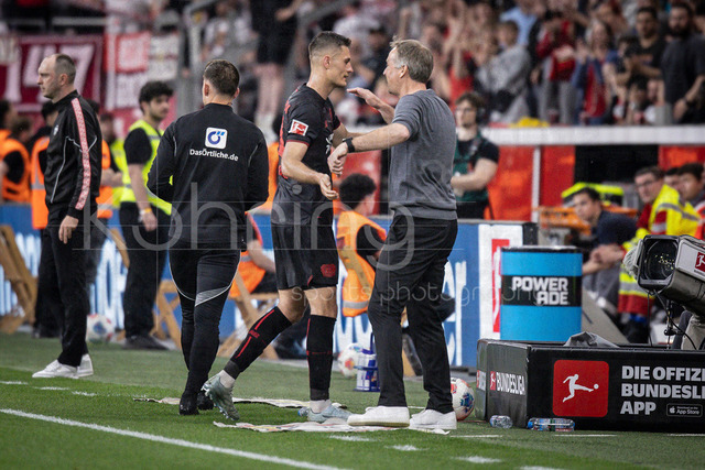 German Bundesliga, Bayer 04 Leverkusen vs. RB Leipzig, 02.05.2026 | LEVERKUSEN, GERMANY - MAY 2, 2026 :  Patrik Schick (Bayer 04 Leverkusen, 14) and Kasper Hjulmand (Head Coach Bayer 04 Leverkusen) during the change during the German Bundesliga match on gameday 32 between Bayer 04 Leverkusen vs. RB Leipzig at BayArena on May 2, 2026 in Leverkusen, Germany. DFL REGULATIONS PROHIBIT ANY USE OF PHOTOGRAPHS AS IMAGE SEQUENCES AND/OR QUASI-VIDEO.