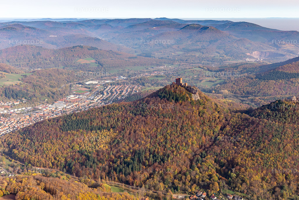 Luftbild: Burgruinen Trifels, Anebos und Scharfenberg in Annweiler am Trifels im Bundesland Rheinland-Pfalz in Deutschland. Foto: IMG_123710.jpg vom 07.11.2020 durch Werner Riehm/FLY-FOTO.de