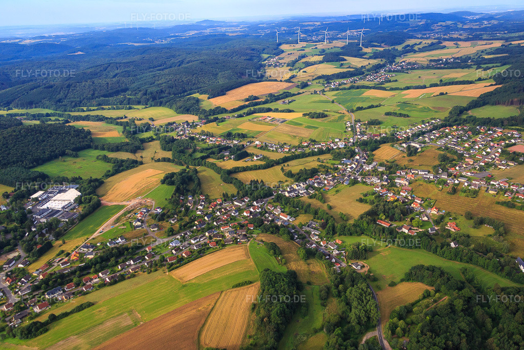 Luftbild: Dorfansicht aus Norden mit Howatherm Klimatechnik GmbH im Ortsteil Traunen in Brücken im Bundesland Rheinland-Pfalz in Deutschland. Foto: IMG_091978.jpg vom 16.07.2016 durch Werner Riehm/FLY-FOTO.deHOWATHERM