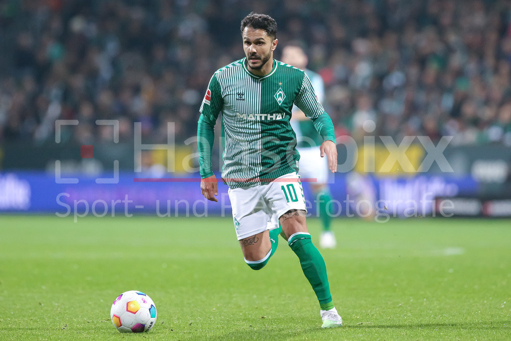 Fussball, Bundesliga, SV Werder Bremen - Eintracht Frankfurt | v.li.: Leonardo Bittencourt (SV Werder Bremen, 10) am Ball, Einzelbild, Ganzkörper, Aktion, Action, Spielszene, DIE DFL-RICHTLINIEN UNTERSAGEN JEGLICHE NUTZUNG VON FOTOS ALS SEQUENZBILDER UND/ODER VIDEOÄHNLICHE FOTOSTRECKEN. DFL REGULATIONS PROHIBIT ANY USE OF PHOTOGRAPHS AS IMAGE SEQUENCES AND/OR QUASI-VIDEO.