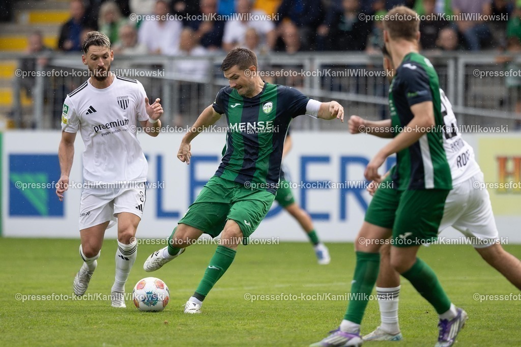 xKWI02082501017 | 02.08.2025, xkwix, Fußball, Regionalliga West, FC Gütersloh - 1. FC Bocholt, Ohlendorf Stadion im Heidewald: Torjubel nach dem Tor zum 5:3 durch Björn Rother ( FC Gütersloh #6 ) 