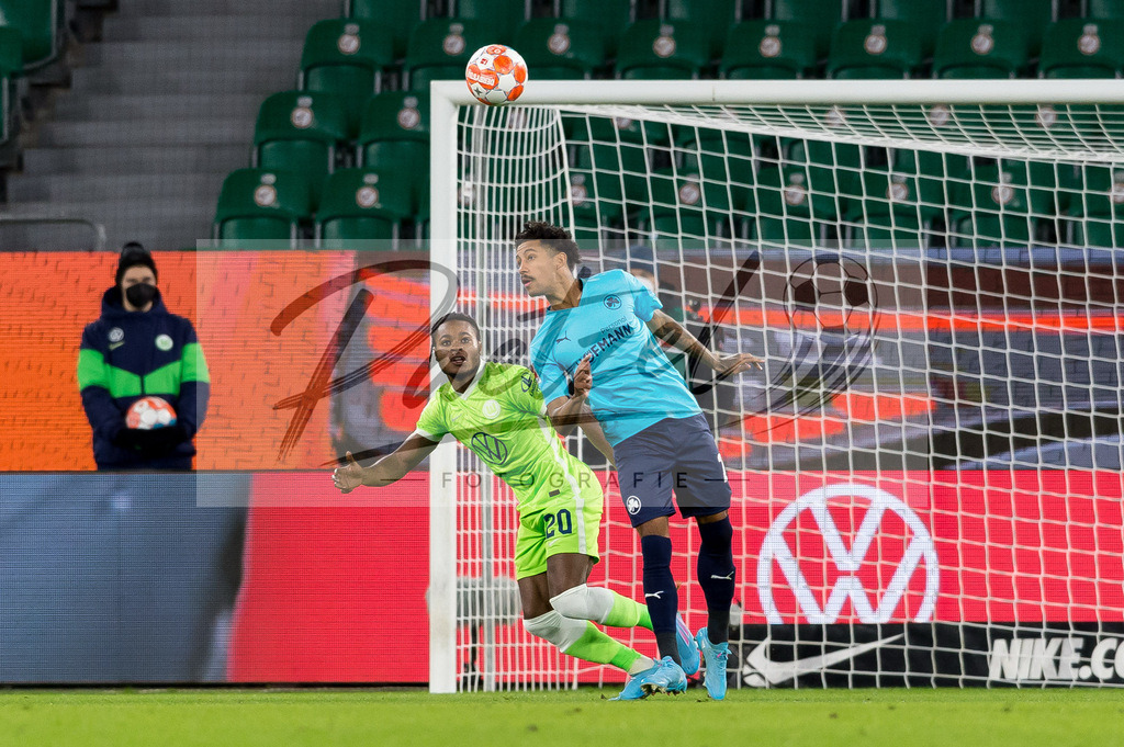 WOBFUE20220206_007 | Fussball, Herren: Ridle Baku (VfL Wolfsburg) und Jeremy Dudziak (SpVgg Greuther Fuerth) im Zweikampf bei dem Spiel der 1. Bundesliga zwischen VfL Wolfsburg und SpVgg Greuther Fuerth in der Volkswagen Arena am 06.02.2022 in Wolfsburg, Deutschland.DFB / DFL REGULATIONS PROHIBIT ANY USE OF PHOTOGRAPHS AS IMAGE SEQUENCES AND/OR QUASI-VIDEO. - Realisiert mit Pictrs.com