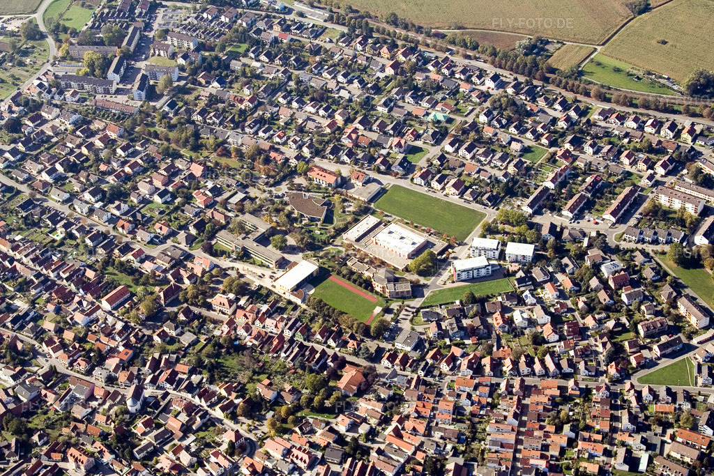 Luftbild: Ortzentrum mit Bürgerhaus, Rheinhalle, Gymnastikhallle und Tullahalle an der Tullaschule im Ortsteil Maximiliansau in Wörth im Bundesland Rheinland-Pfalz in Deutschland. Foto: IMG_8729.jpg vom 14.10.2007 durch Werner Riehm/FLY-FOTO.deStadtverwaltung Wörth am Rhein
