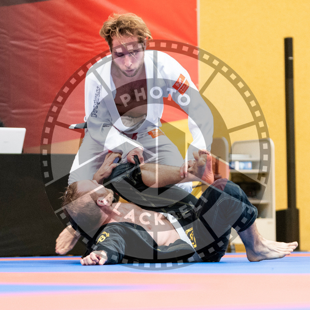 20231118PBB11375 | Fighters compete during the AJP Tour 600 Frankfurt Championship in Frankfurt/Main, Germany, on November 18, 2023.