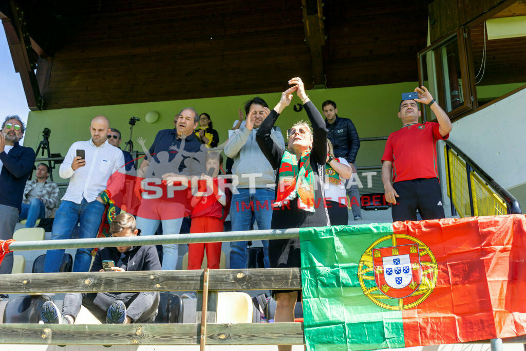 Portugal  U15 -Czech Republic U15 | Fans ; Portugal  U15 -Czech Republic U15 am 29.04.2022 in Arnoldstein
(Sportplatz), AUSTRIA, (Photo by Ernst Krawagner sport-fan.at) - Realisiert mit Pictrs.com