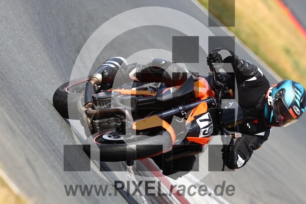 0079-20240909_01626 | Schöne Erinnerungen an spannende Momente - das festzuhalten ist unser Job. PIXELrace.de ist seit 2003 auf den Rennstrecken Europas unterwegs um die Action draußen beim Fahren und die wunderbare Stimmung imm Fahrerlager für euch einzufangen.