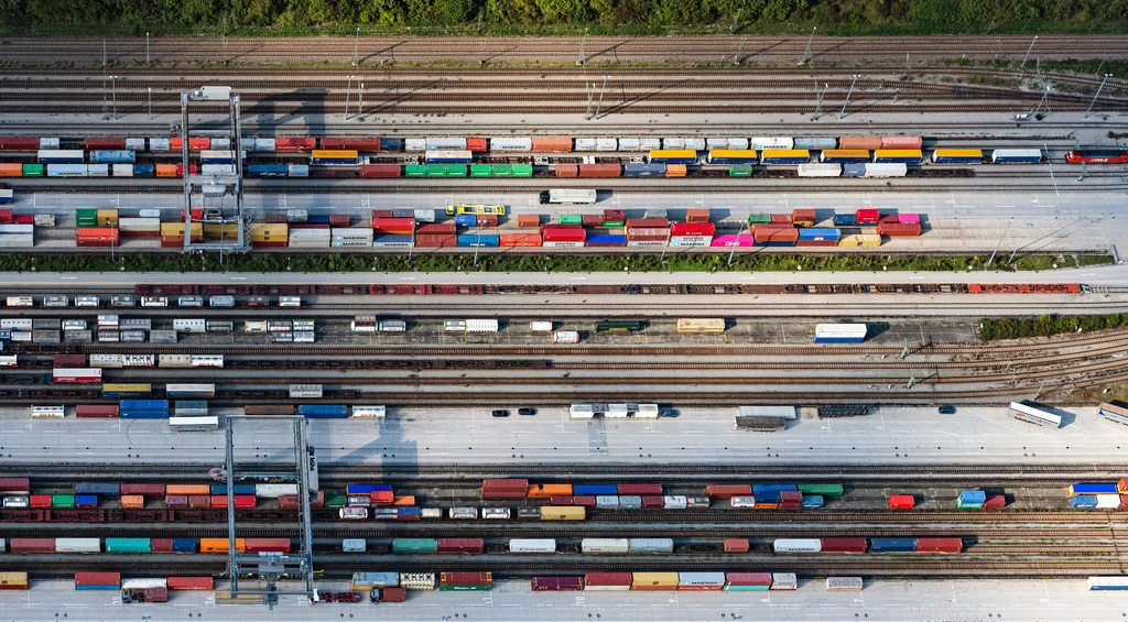 dr__0010429.jpg | MüNCHEN 18.09.2018 Container- Terminal im GVZ Güterverkehrszentrum der Deutsche Umschlaggesellschaft Schiene–Straße (DUSS) mbH im Ortsteil Trudering-Riem in München im Bundesland Bayern, Deutschland. Weiterführende Informationen bei: Deutsche Umschlaggesellschaft Schiene-Straße (DUSS) mbH. // Container terminal in the GVZ freight transport center of the Deutsche Umschlaggesellschaft Schiene-Strasse (DUSS) mbH in the district of Trudering-Riem in Munich in the state Bavaria, Germany. Further information at: Deutsche Umschlaggesellschaft Schiene-Strasse (DUSS) mbH. Foto: Daniel Reiter