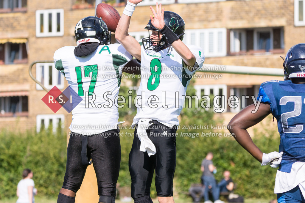 American Football, Saison 2022, Regionalliga Nord, Hamburg Blue Devils - Oldenburg Knights, Dr.-Hermann-Schnell-Sportplatz (Hamburg), 06.08.2022, 07. Gameweek | Adrian Dorsey (#17, Oldenburg) und Murdock Rutledge (#8, Oldenburg, Quarterback) feiern den Touchdown.