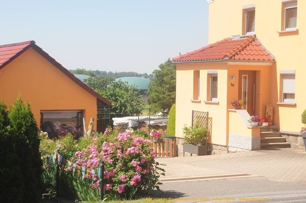 Geißmannsdorf-2026-Ortsbilder-052 | Geißmannsdorf bei Bischofswerda im Sommer 2026. Ein fotografischer Streifzug durch das Dorf Geißmannsdorf, mit Gebäuden, Straßen, Strohpuppen und geschmückten Vorgärten und Grundstücken anlässlich der 800-Jahr-Feier von Geißmannsdorf im Juni 2026 - Realisiert mit Pictrs.com