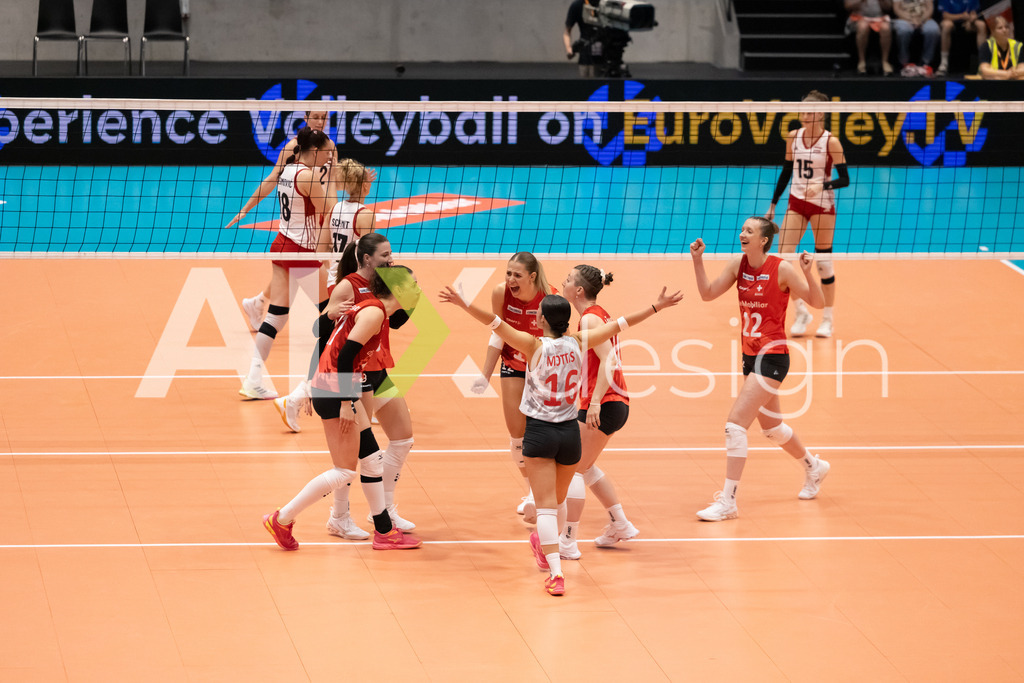 Austria v Switzerland - CEV European League Women | KRIENS, SWITZERLAND - JUNE 14: Team of Switzerland celebrating (FIONA MAEDER of Switzerland, ORIANE HÄMMERLI of Switzerland, FABIANA MOTTIS of Switzerland, JULIE LENGWEILER of Switzerland and SARINA WIELAND of Switzerland) during the CEV European League match between Austria and Switzerland at Pilatus Arena on June 14, 2026 in Kriens, Switzerland. - Realisiert mit Pictrs.com