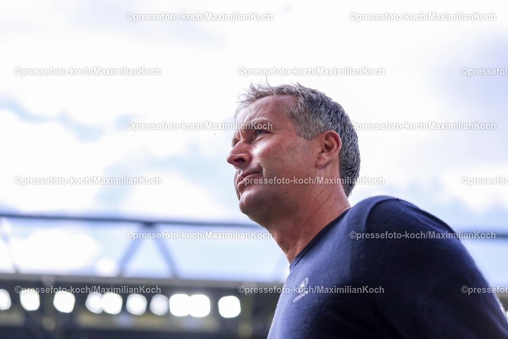 BVB11042601007 | 11.04.2026, Fußball, Borussia Dortmund - Bayer 04 Leverkusen, 1. Fußball Bundesliga, 29. Spieltag, Signal Iduna Park, Saison 2025 2026: Head Coach Kasper Hjulmand (Bayer04 Leverkusen #hc)  DFB regulations prohibit any use of photographs as image sequences and or quasi-video.