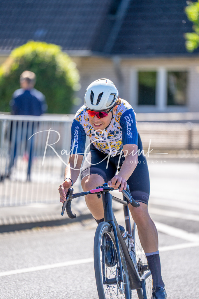 Spurt in den Mai 2026 - Großer Preis der Sparkasse Neuss | Annual one-day road cycling race "Großer Preis der Sparkasse Neuss" held in Büttgen, Germany, organized by VfR Büttgen 1912 e.V. The event features multiple races across all age categories from U11 youth to Elite men. - Realisiert mit Pictrs.com