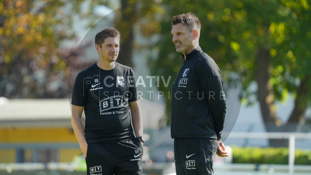 Fußball, Herren, Saison 2025/2026, Regionalliga Nordost, 10. Spieltag, FSV 63 Luckenwalde vs. BSG Chemie Leipzig, Samstag 27.09.2025, Werner-Seelenbinder-Stadion Luckenwalde, | Fußball, Herren, Saison 2025/2026, Regionalliga Nordost, 10. Spieltag, FSV 63 Luckenwalde vs. BSG Chemie Leipzig, Samstag 27.09.2025, Werner-Seelenbinder-Stadion Luckenwalde, Im Bild: Daniel Heinze (l. Teammanger) und Adrian Alipour (r. Cheftrainer) der BSG Chemie Leipzig - Realisiert mit Pictrs.com
