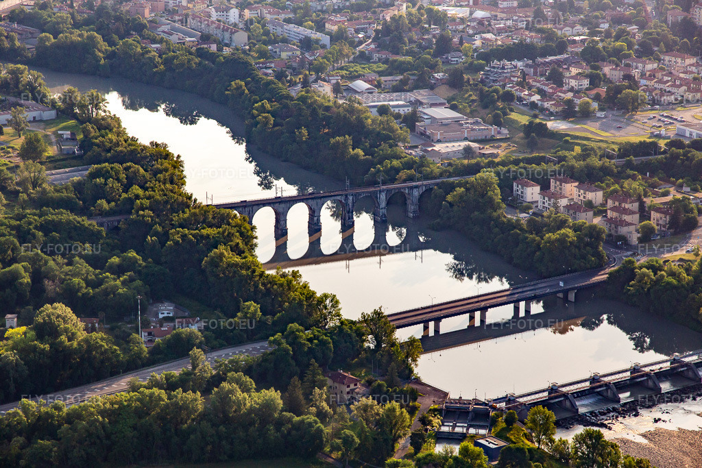 Vue aérienne: Trois ponts sur l'Isonzo à Gorizia dans le département Gorizia, Italie. Photo: IMG_137604.jpg prise le 16/07/2023 par Werner Riehm/FLY-FOTO.eu – Résolution de l'original: 5472 x 3648 px
