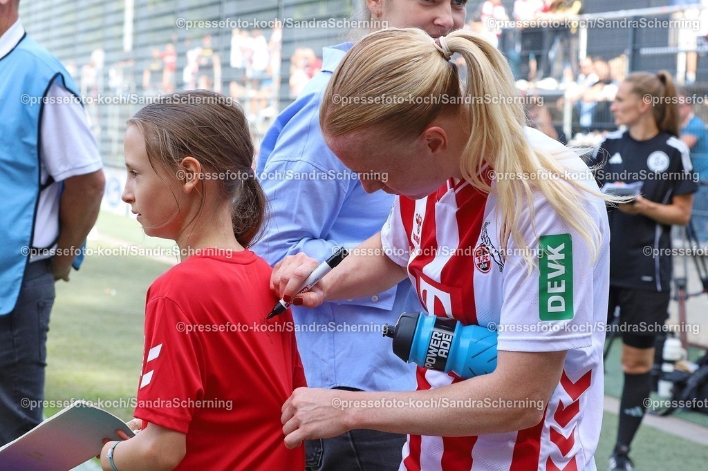 xSSc06092502034 | 05.09.2025, xsscx, Frauen Fuﬂball, 1. FC Kˆln - RB Leipzig, 1. Fuﬂball Bundesliga, 01. Spieltag, Franz-Kremer-Stadion, Saison 2025 2026: Eine Spielerin des 1 FC Koeln gibt Autogramme DFB regulations prohibit any use of photographs as image sequences and or quasi-video. Nordrhein-Westfalen Deutschland
