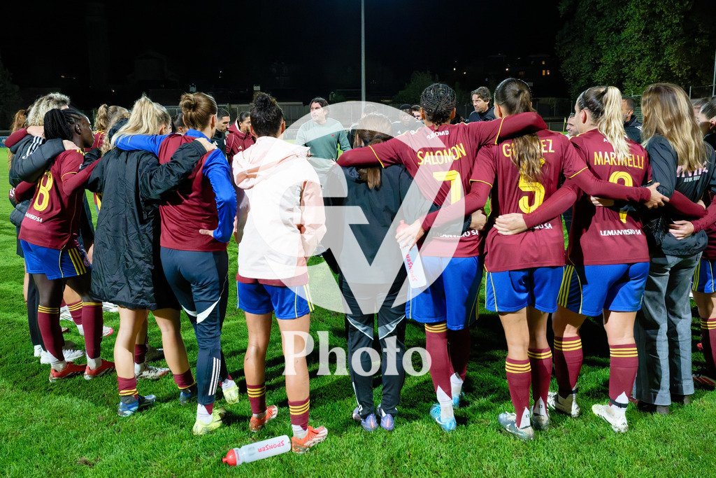 DZ9_5368_c | Switzerland: AXA Womens Super League 2025/26, Servette FC Chenois Feminin vs FC Aarau Frauen - Stade des Trois-Chene, Chene-Bourge: Servette FC Chenois Feminin form a circle while Cristian Toro (Head Coach Servette FC Chenois Feminin) is speaking