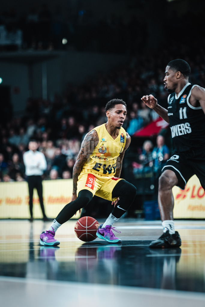 Basketball | Männer | Saison 2023/2024 | easyCredit Basketball Bundesliga | Veolia Towers Hamburg vs. EWE Baskets Oldenburg | 20.01.2024 | DeWayne Russell (#4, EWE Baskets Oldenburg) gegen William Christmas (#11, Veolia Towers Hamburg)