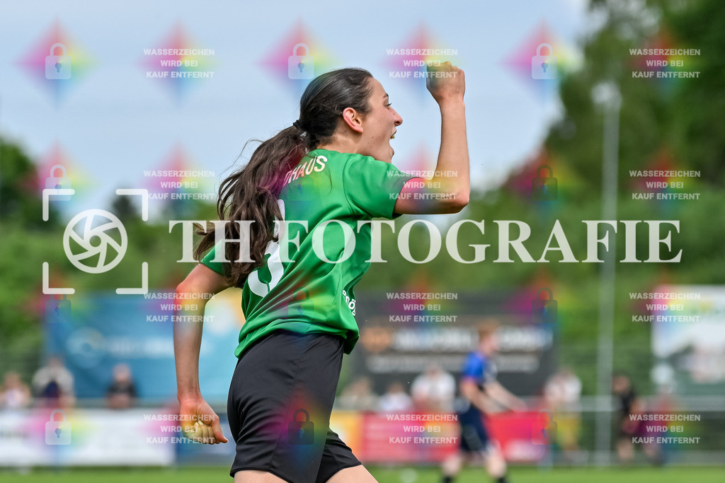 GER, FC Hauingen - SV Waldhaus, Frauen-Fussball, Rothaus Bezirkpokal, Finale, Saison 2024/2025, 29.05.2025 | Team SV Waldhaus freut sich ueber den Sieg und den Gewinn des Bezirkspokals.GER, FC Hauingen - SV Waldhaus, Frauen-Fussball, Rothaus Bezirkpokal, Finale, Saison 2024/2025, 29.05.2025Foto: TH Fotografie/Thomas Hess