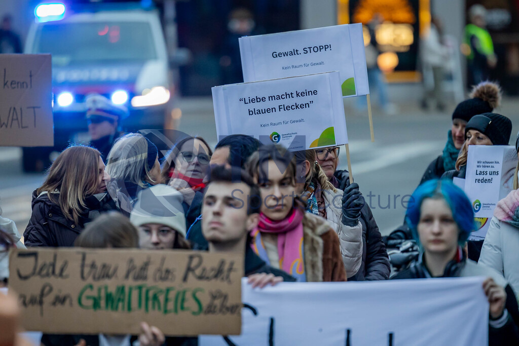R06_2703 | 29.NOV.24-Protestmarsch gegen Gewalt-Copyright: Katholische Kirche Kärnten/Denk Dich Neu/Trainproduction/Matthias Trinkl