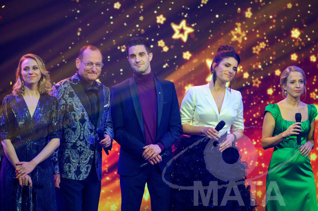 _DWA1457 | Teresa Rizos (Servus Baby),Volker Heißmann (Sternstunden-Gala, Fastnacht in Franken), Dominik Glöbl (Wirtshausmusikanten beim Hirzinger), Sandra Rieß (Sternstunden-Gala, BR24),Susanne Wiesner (BR Heimat) bei '30 Jahre Sternstunden-Gala 2023' in der Frankenhalle. Nürnberg, 15.12.2023 - Realisiert mit Pictrs.com