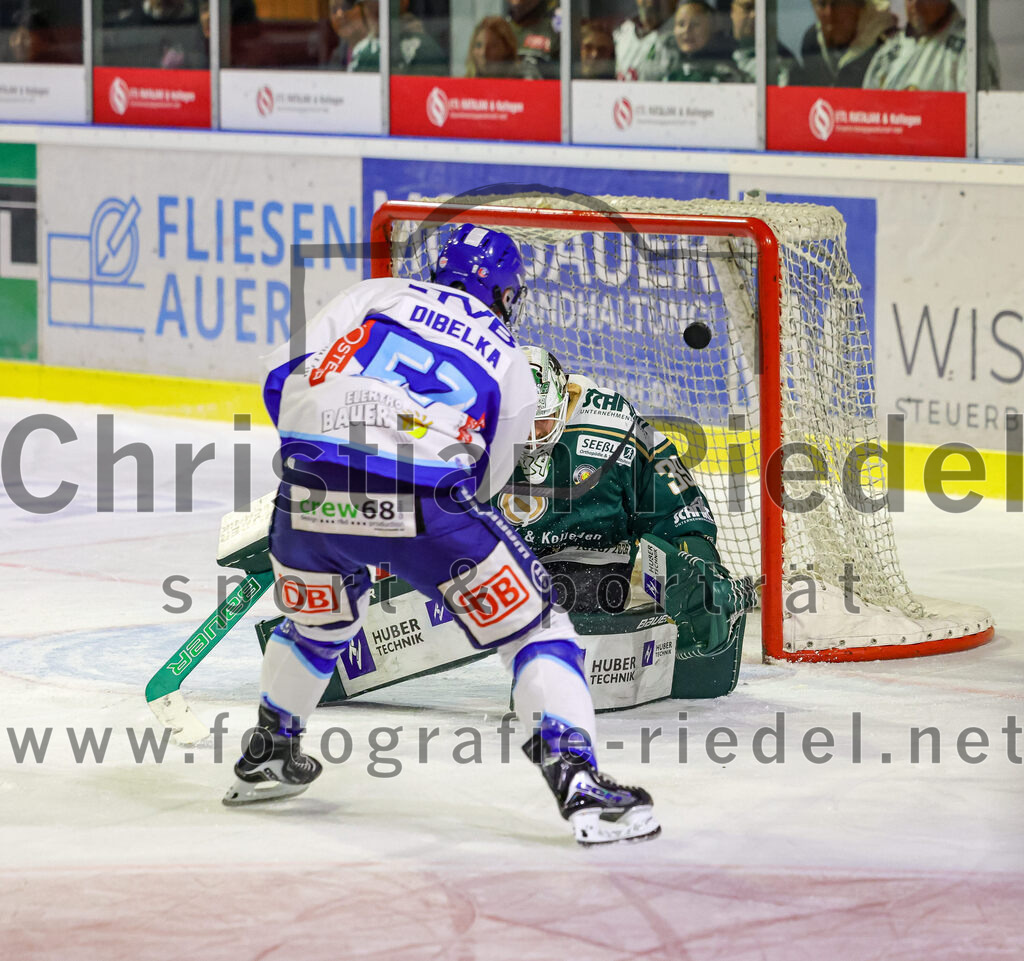 2025-09-26_002_TSV_Erding_gegen_SC_Riessersee | Erding, Deutschland, 26.09.2025:Eishockey, Oberliga Süd 2025 / 2026, 3. Spieltag, TSV Erding gegen SC Riessersee, Endergebnis: 3:5Lubor Dibelka (SC Riessersee, #57), Torwart Leon Meder (Erding Gladiators, #39)Foto: Christian Riedel / fotografie-riedel.net