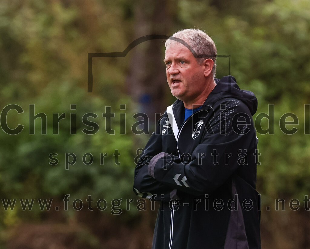2023-08-04_063_FC_Forstern_gegen_FC_Langengeisling_II | Forstern, Deutschland, 04.08.2023:
Fußball, Kreisklasse 2023 / 2024, 1. Spieltag, FC Forstern gegen FC Langengeisling II, Endergebnis: 2:1

Trainer Sebastian Held (FC Langengeisling)

Foto: Christian Riedel / fotografie-riedel.net