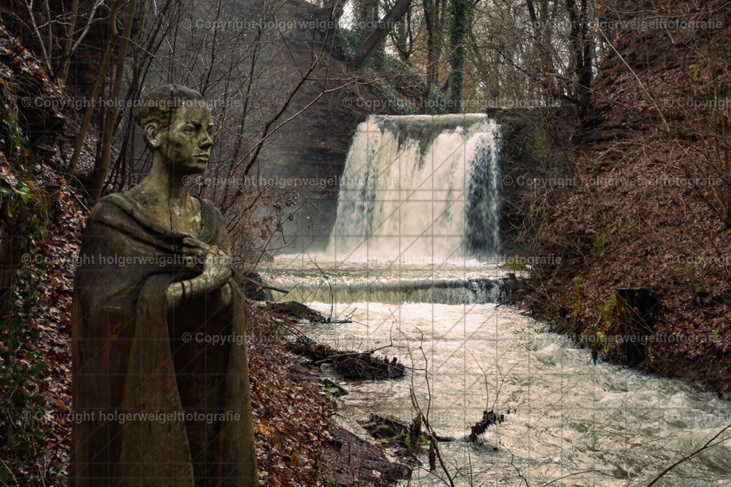 Regentrude mit Wasserfall | Kaufen sie online außergewöhnliche Fotografien auf Leinwand Acrylglas Fotoprint Aludibond von holgerweigeltfotografie - Realisiert mit Pictrs.com