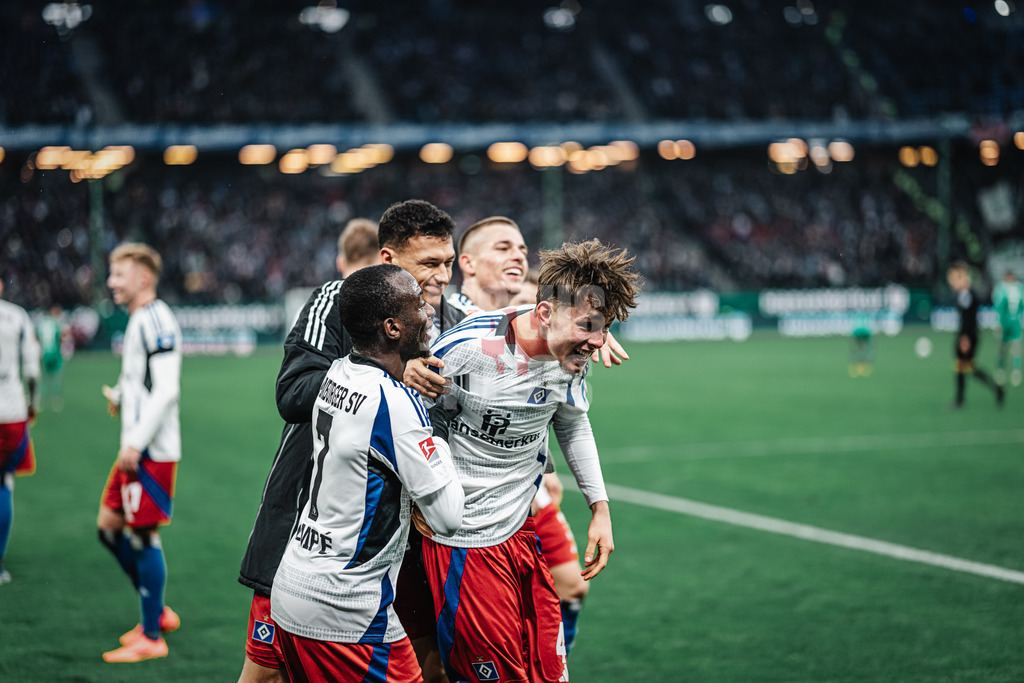 Fußball | Männer | Saison 2024/2025 | 2. Fußball-Bundesliga | 17. Spieltag | Hamburger SV vs. SpVgg Greuther Fürth | 21.12.2024 | Otto Emerson Stange (#49, HSV) schießt sein erstes Bundesliga Tor und jubelt