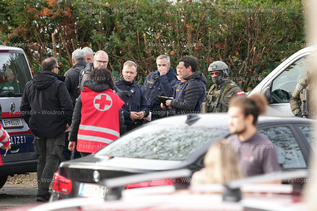 20221111 Amoklauf in Mittelschule Haselstauden | DORNBIRN, OESTERREICH - 11. NOVEMBER: Polizeieinsatz waehrend des Amoklaufs in der Mittelschule Haselstauden in Mittelschule Haselstauden on November 11, 2022 in Dornbirn, Austria.