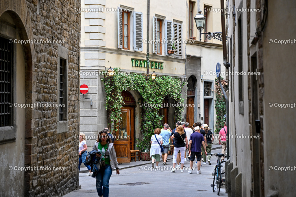 Italien_ Toscana_ Florenz_ 30.05.2024-108 | 30.05.2024, Italien, ITA, Toskana, Florenz im Bild Stadtansichten, Gebäude, Architektur, Touristen, Historisch, Souvenir, Altstadt, Museum, Statuen, Skulpturen, Piazza della Signoria, Statue David, Palazzo Vecchio, Neptunbrunnen, Piazza della Repubblica, Ponte Vecchio, Brücke, Uffizien, Kathedrale Santa Maria del Fiore, Arno, Fluß


Florenz, Firenze, ist eine italienische Großstadt. Nach Einwohnern ist sie die achtgrößte Stadt Italiens. Florenz ist die Hauptstadt sowie größte Stadt der Region Toskana und der Metropolitanstadt Florenz, in der etwa eine Million Menschen leben. Florenz ist für seine Geschichte berühmt. Leonardo da Vinci verbrachte große Teile seiner Jugend in Florenz, Michelangelo fand Unterschlupf in der Kirche der Medici, Galileo Galilei wohnte als Hofmathematiker in den Palästen der Medici. Von 1865 bis 1871 war die Stadt die Hauptstadt des neu gegründeten Königreichs Italien. Das historische Zentrum von Florenz zieht Jahr für Jahr Millionen von Touristen an. Die historische Innenstadt wurde von der UNESCO im Jahre 1982 zum Weltkulturerbe erklärt. 
Quelle: Wikipedia
