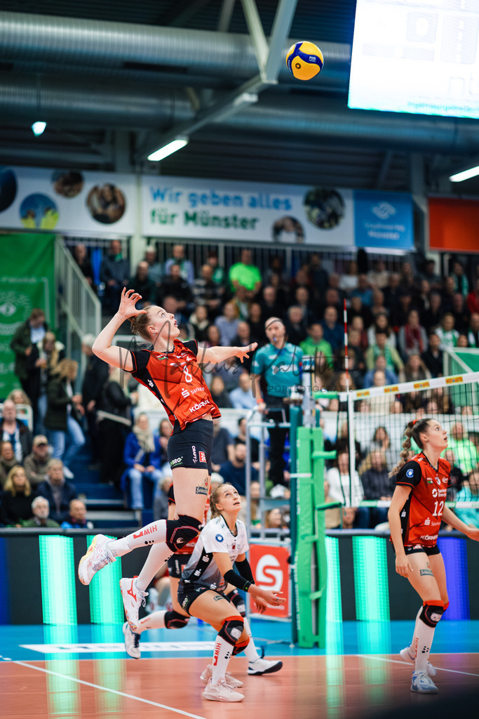 Volleyball, 1. Bundesliga Frauen, Hauptrunde, 8. Spieltag, Saison 2025/2026: USC Münster - Dresdner SC | 1. Bundesliga Frauen, Hauptrunde, 8. Spieltag, Saison 2025/2026, USC Münster empfängt Dresdner SC in der Sporthalle Berg Fidel in Münster. Foto: sportfotografie.ms | Markus Paletta - Realisiert mit Pictrs.com