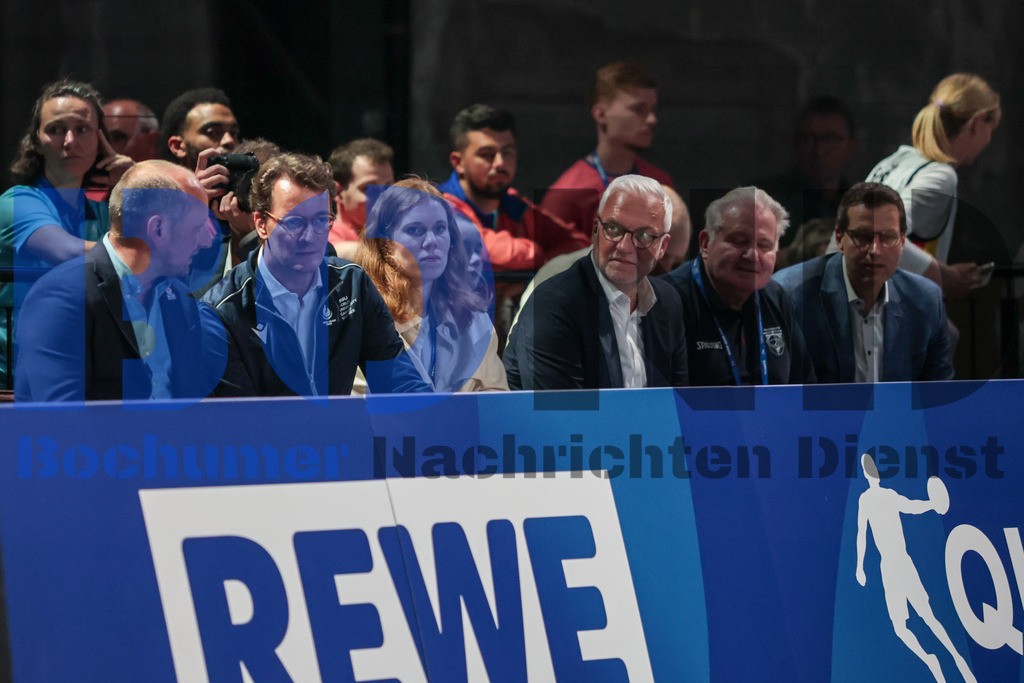 SES_TTG3X320250717-185 | bond - Realisiert mit Pictrs.com