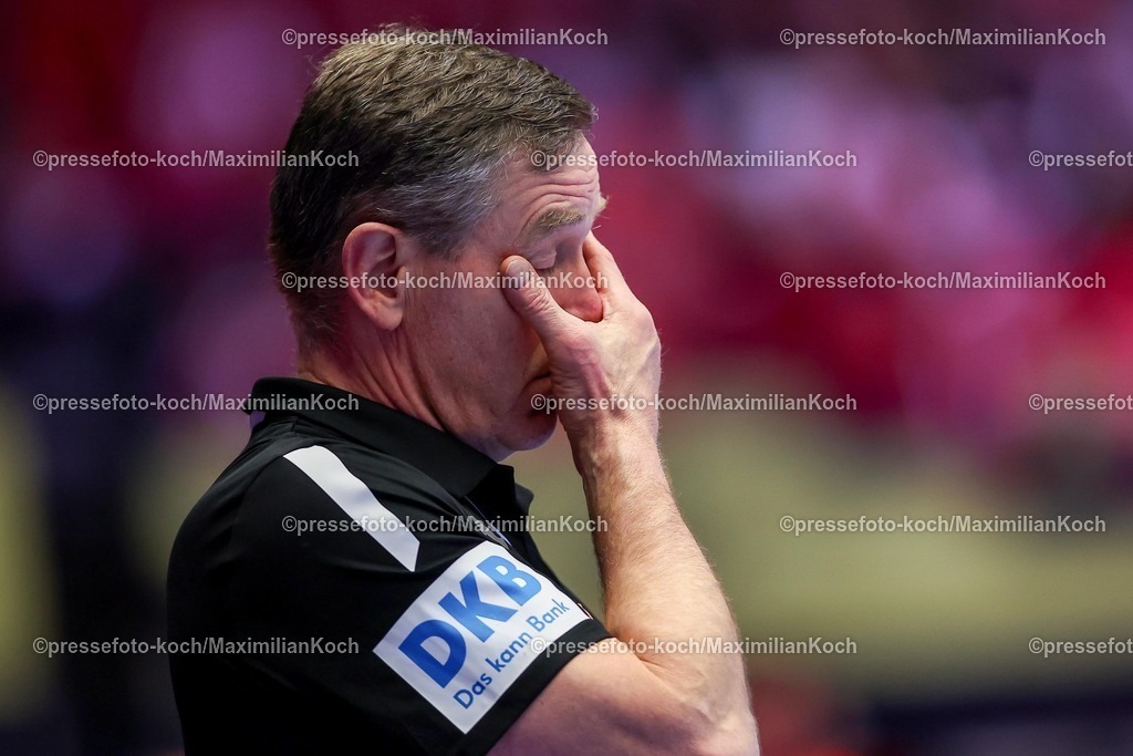 EHF26012603104 | 26.01.2026, Handball, Men's EHF EURO 2026, Deutschland - Dänemark, Jyske Bank Boxen in Herning, Dänemark, Main Round: Enttäuschte Gesichter bei der Deutschen Mannschaft nach der Niederlage gegen Dänemark. Headcoach Alfred Gislason (Germany #hc) gestikulierend am Spielfeldrand  enttäuscht Enttäuschung 