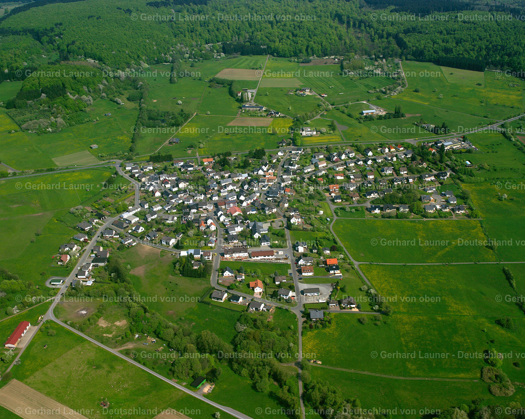 2610014 | ARBORN 09.06.2006 Landwirtschaftliche Nutzflächen und Feldgrenzen  umsäumen das Siedlungsgebiet des Dorfes in Arborn im Bundesland Hessen, Deutschland // Agricultural land and field boundaries surround the settlement area of the village  in Arborn in the state Hesse, Germany Foto: Gerhard Launer