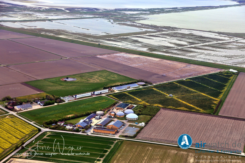 Luftbild GP JOULE | GP JOULE ist ein integrierter Energieversorger, der in allen Bereichen der Energie-Wertschöpfungskette aktiv ist, von der Erzeugung bis zur Nutzung. Das Unternehmen plant, baut und führt Solar- und Windparks, errichtet Wasserstoffinfrastrukturen, realisiert Nahwärmenetze und setzt E-Mobilität für Unternehmen und Kommunen um. GP JOULE beliefert Kunden mit Strom und ermöglicht Bürgerinnen und Bürgern die Beteiligung an erneuerbaren Energieprojekten.