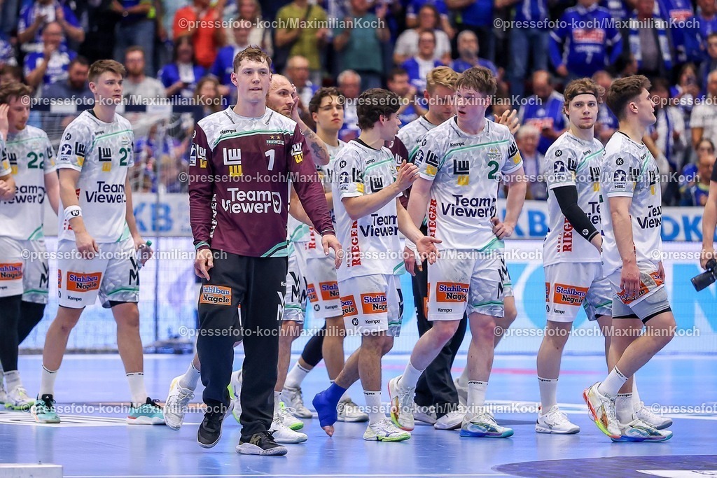 Gum30042601178 | 30.04.2026, Handball, 1. HBL, VfL Gummersbach - Frisch Auf! Göppingen, Saison 2025 / 2026 Herren, Schwalbe-Arena: Enttäuschte Gesichter nach dem 29:29 Unentschieden. Oskar Sunnefeldt (Frisch Auf Göppingen #27) Julian Buchele (Frisch Auf Göppingen #01) Rutger ten Velde (Frisch Auf Göppingen #05) verletzt mit Verband am Fuß Oskar Neudeck (Frisch Auf Göppingen #02) enttäuscht Enttäuschung 