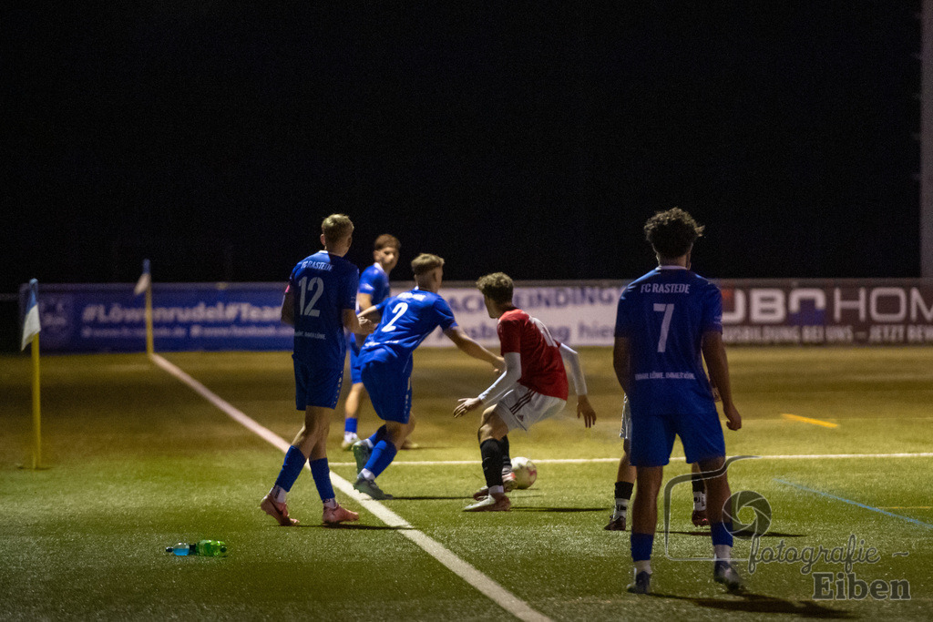 FC Rastede-JSG RW/Kickers Emden 2 | A-Jugend Bezirksliga; FC Rastede (blau)-JSG RW/Kickers Emden 2 (rot) am 15.11.2024; in Rastede (Sportanlage Köttersweg), Photo: Philip Eiben 2024 - Realisiert mit Pictrs.com