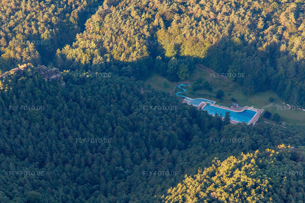 Luftbild: Wasgaufreibad Hauenstein in Hauenstein im Bundesland Rheinland-Pfalz in Deutschland. Foto: IMG_143063.jpg vom 06.08.2024 durch Werner Riehm/FLY-FOTO.deWasgaufreibad - Herrliche Lage mit Felspanorama