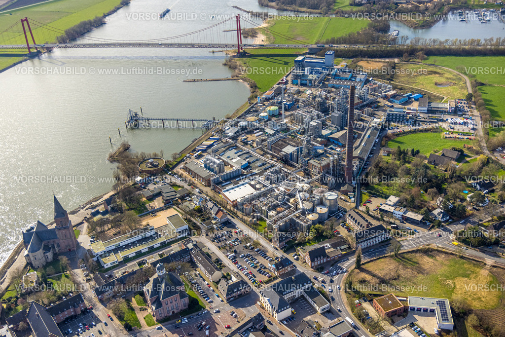 Emmerich240313367 | Luftbild, KLK Emmerich Chemiewerk und Rheinbrücke Emmerich am Fluss Rhein, Innenstadt mit evang. Christuskirche und kath. Kirche St. Martini und Rathaus, Postgebäude Geistmarkt 17, Polizeiwache und Feuerwehr Wache, Emmerich, Emmerich am Rhein, Nordrhein-Westfalen, Deutschland