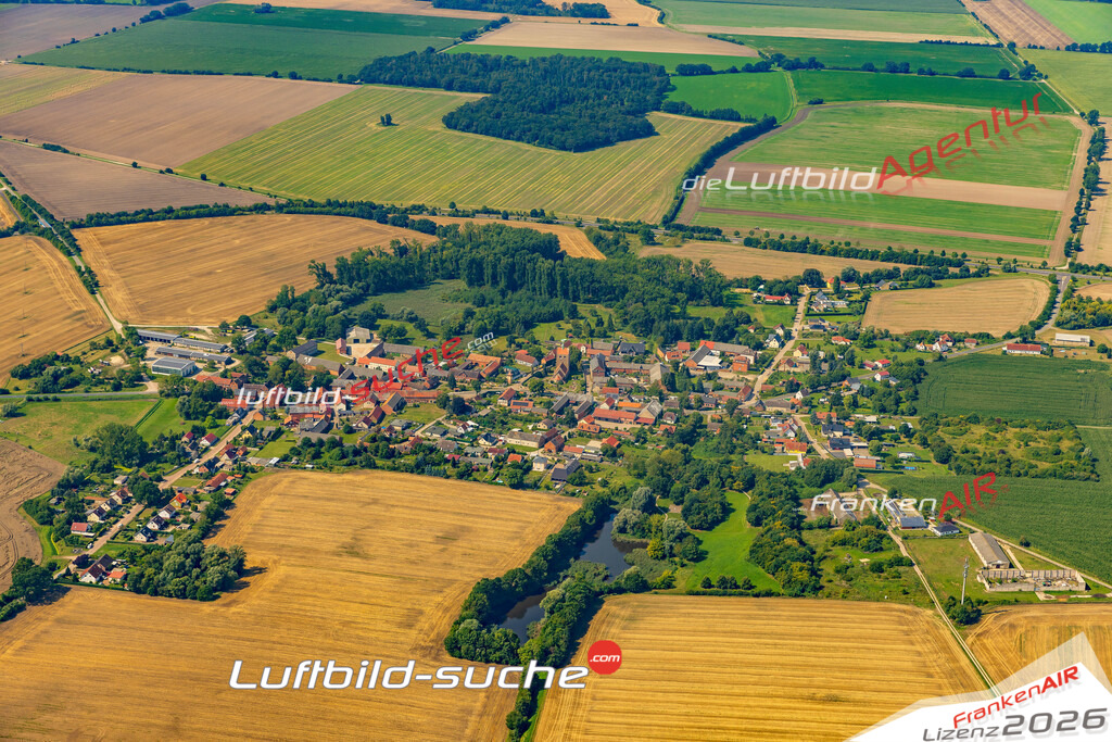 Luftaufnahme Groß Schwechten Stendal - Die Luftaufnahme wurde 2025 vom UL-Flugzeug heraus erstellt ( ohne Drohne ) - Hochauflösende Luftaufnahme - für professionelle Ausdrucke geeignet. Die Geschenkidee !Mit Lizenz und Bildrechte bestellbar